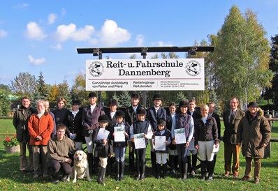 Team und Lehrgangsteilnehmer der Reitschule Dannenberg