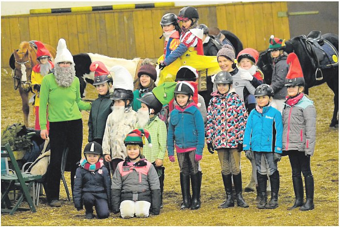 Auf dem Foto die Voltigierkinder um ihre Trainerin Nanette Kaiser (Zweite von links) beim Weihnachtsreiten 2017 in der Reitschule Dannenberg
